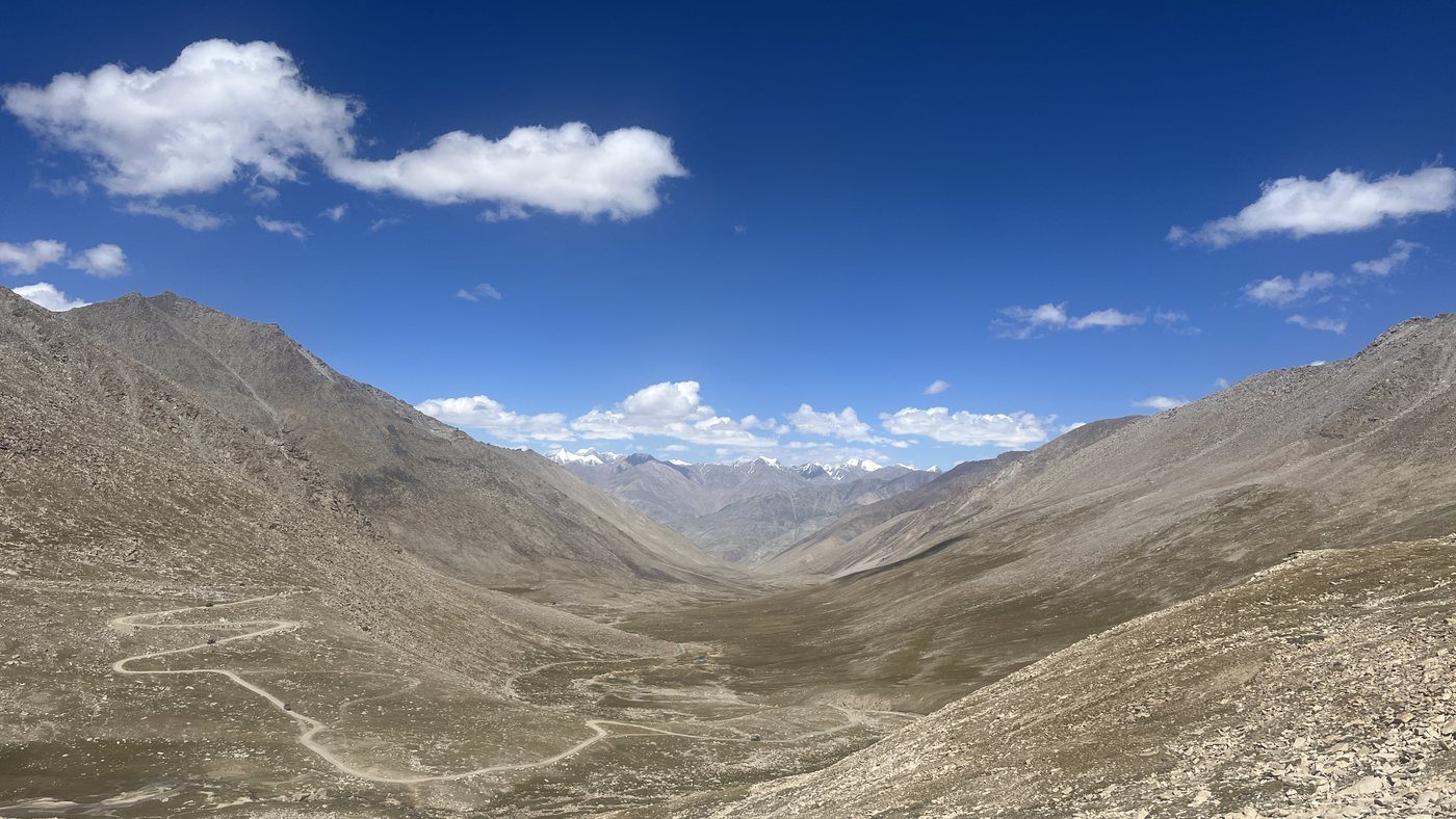 Carretera de montaña que atraviesa un valle de Ladakh, en el Himalaya indio