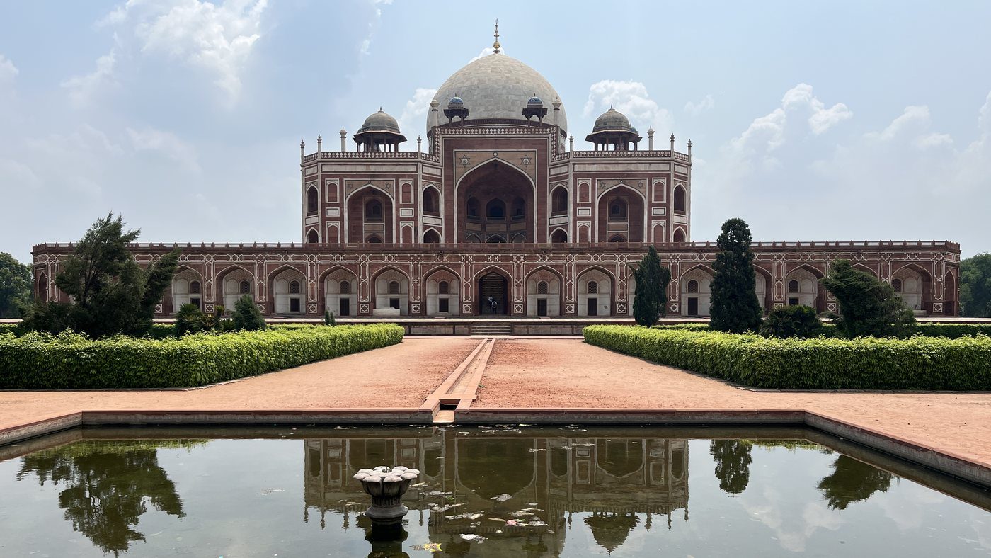 Tumba de Humayun y su estanque, en Delhi