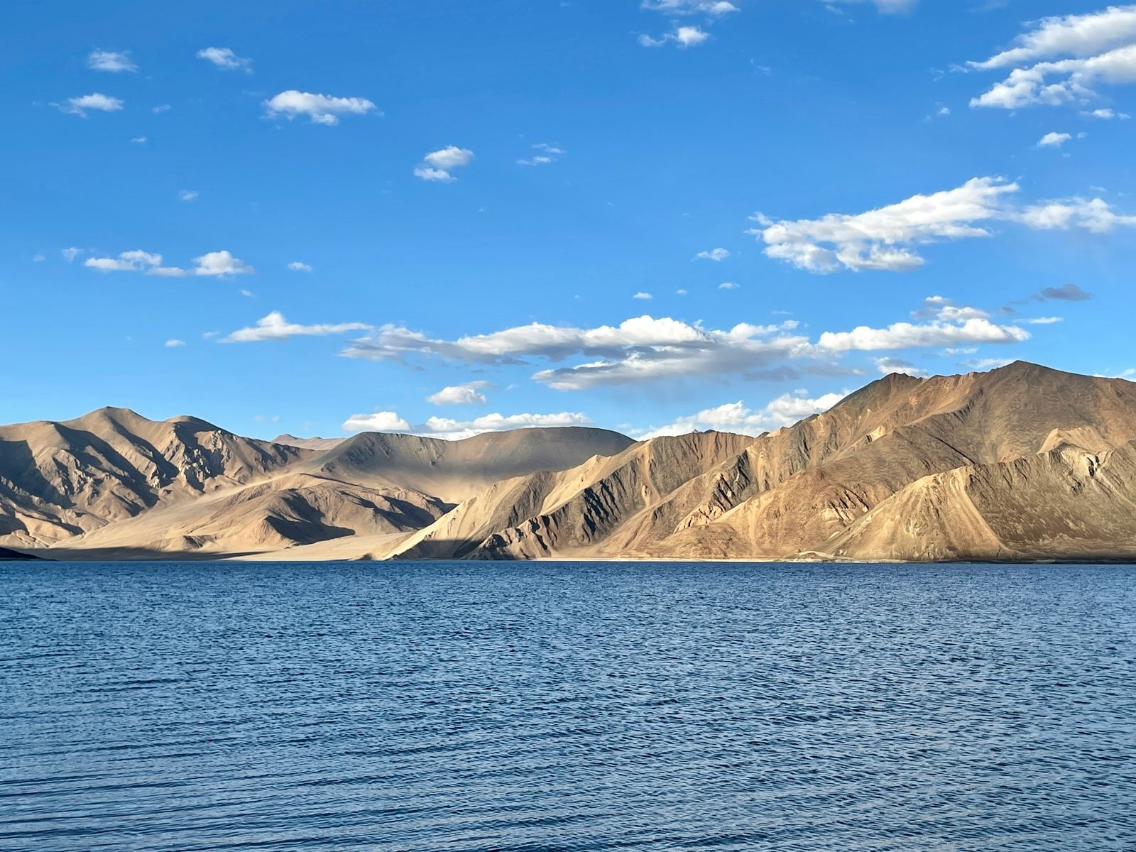 Aguas azules de un lago de altura entre montanas aridas, en Ladakh, India
