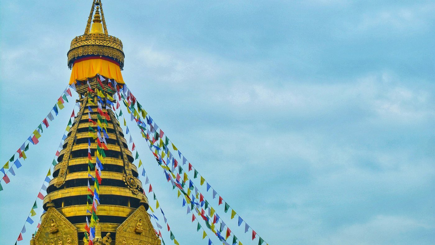 Estupa de Swayambhunath con banderas de oración, en Katmandú