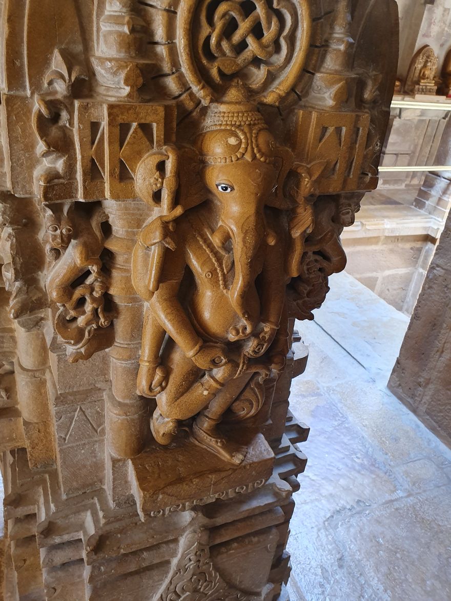 Figura de Ganesh tallada en un pilar de arenisca amarilla en Jaisalmer