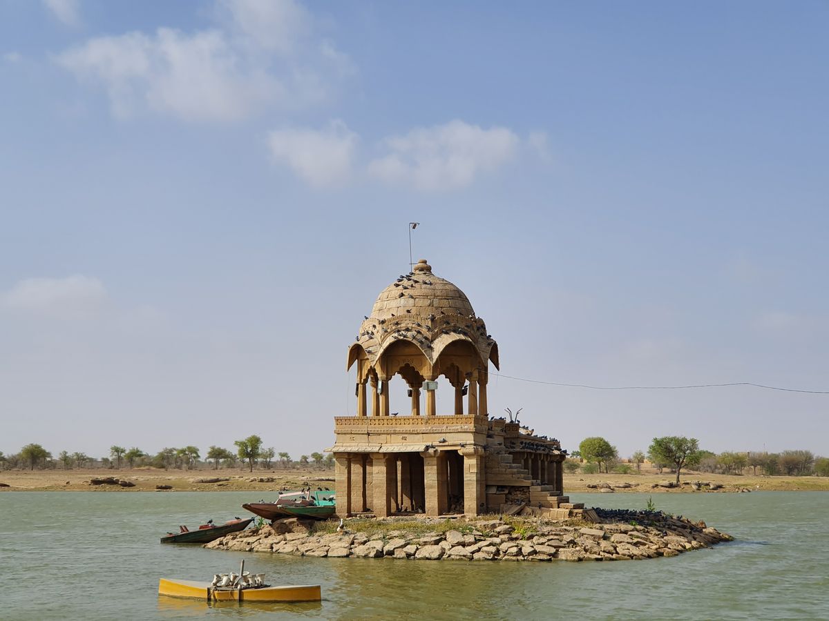Pabellón de piedra con cúpula sobre una pequeña isla en el lago Gadisar, en Jaisalmer
