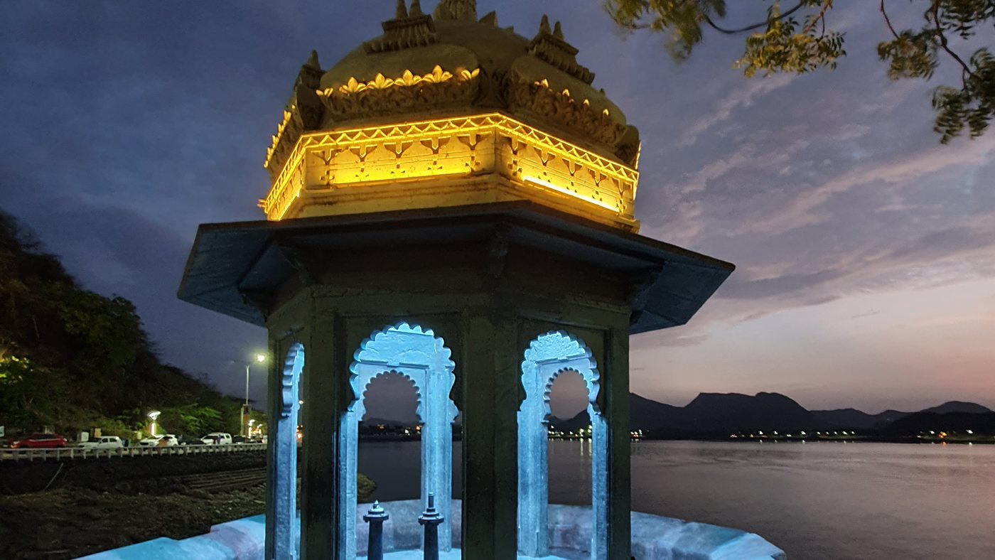 Pabellón de piedra iluminado al anochecer en Udaipur