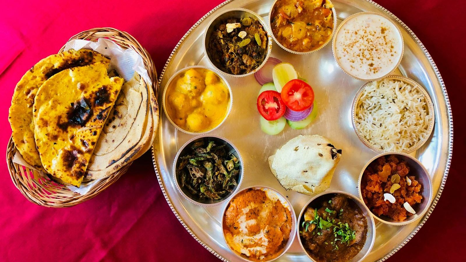 Thali vegetariano tradicional con varios platos, servido en la India