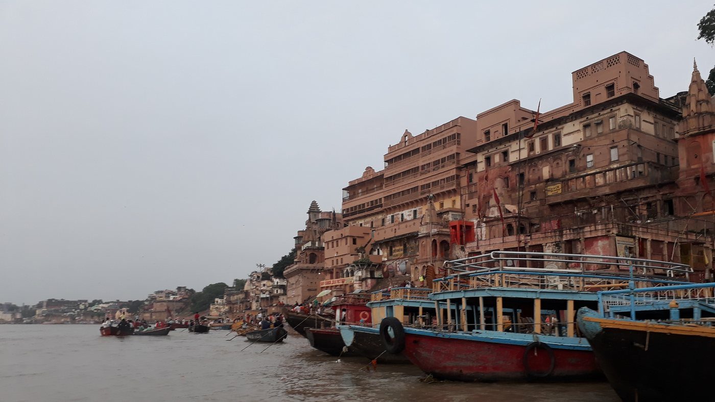 Ghats de Varanasi con barcas sobre el Ganges