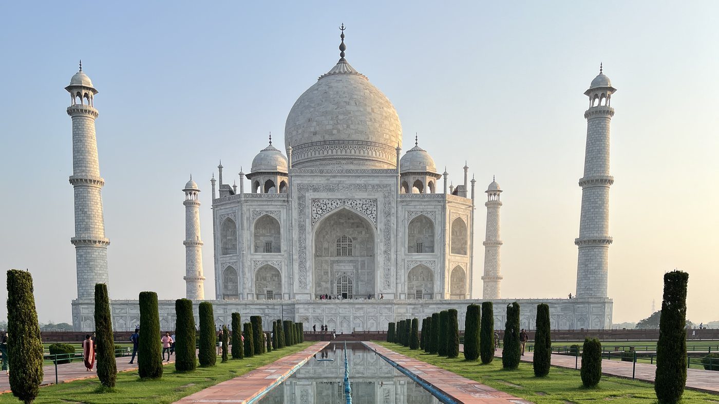 El Taj Mahal y su estanque en los jardines de Agra