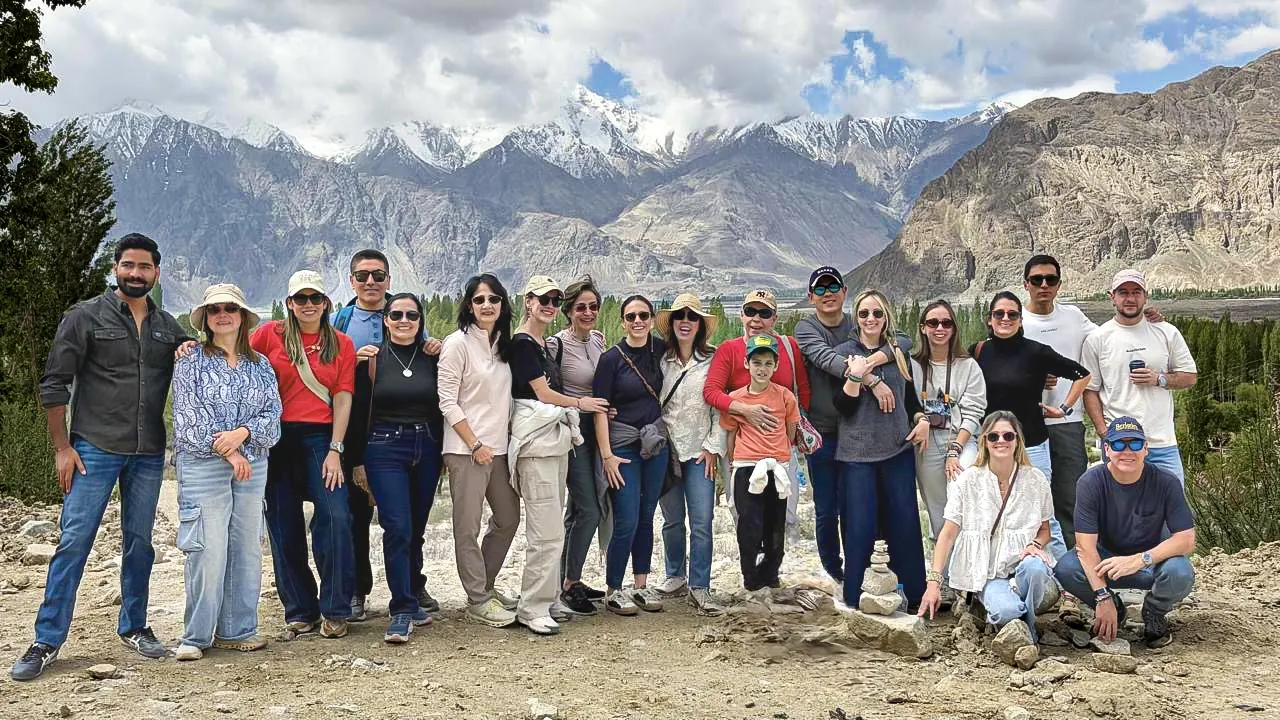 Grupo de viajeros latinoamericanos de Mariposa Travels frente a las montañas del norte de la India