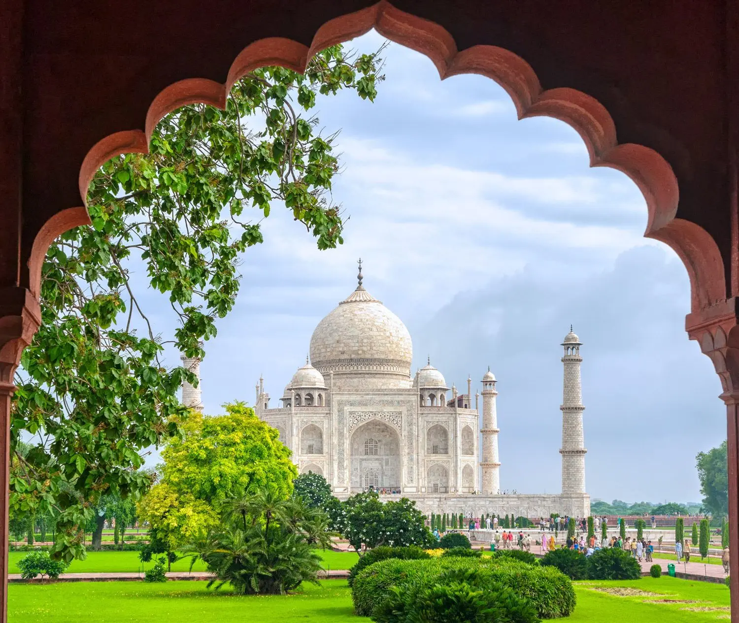 El Taj Mahal en Agra enmarcado por un arco de arenisca roja