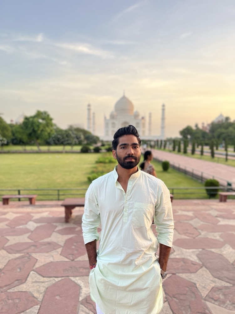 Vijay, fundador de Mariposa Travels, frente al Taj Mahal