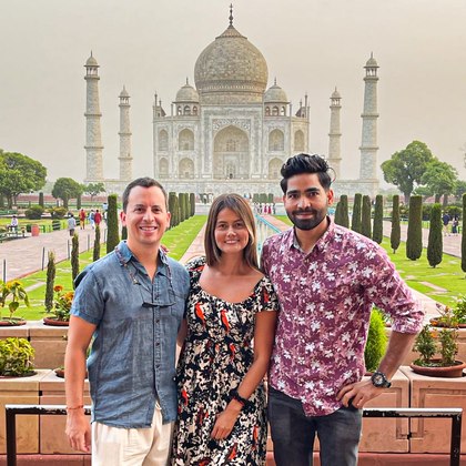 Vijay con dos viajeros de Mariposa Travels ante el Taj Mahal, en Agra
