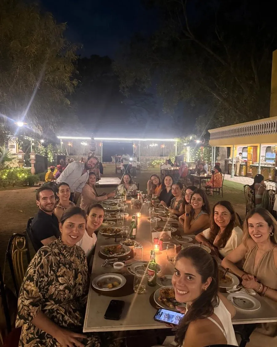 Cena a la luz de las velas en una terraza durante un viaje de Mariposa Travels