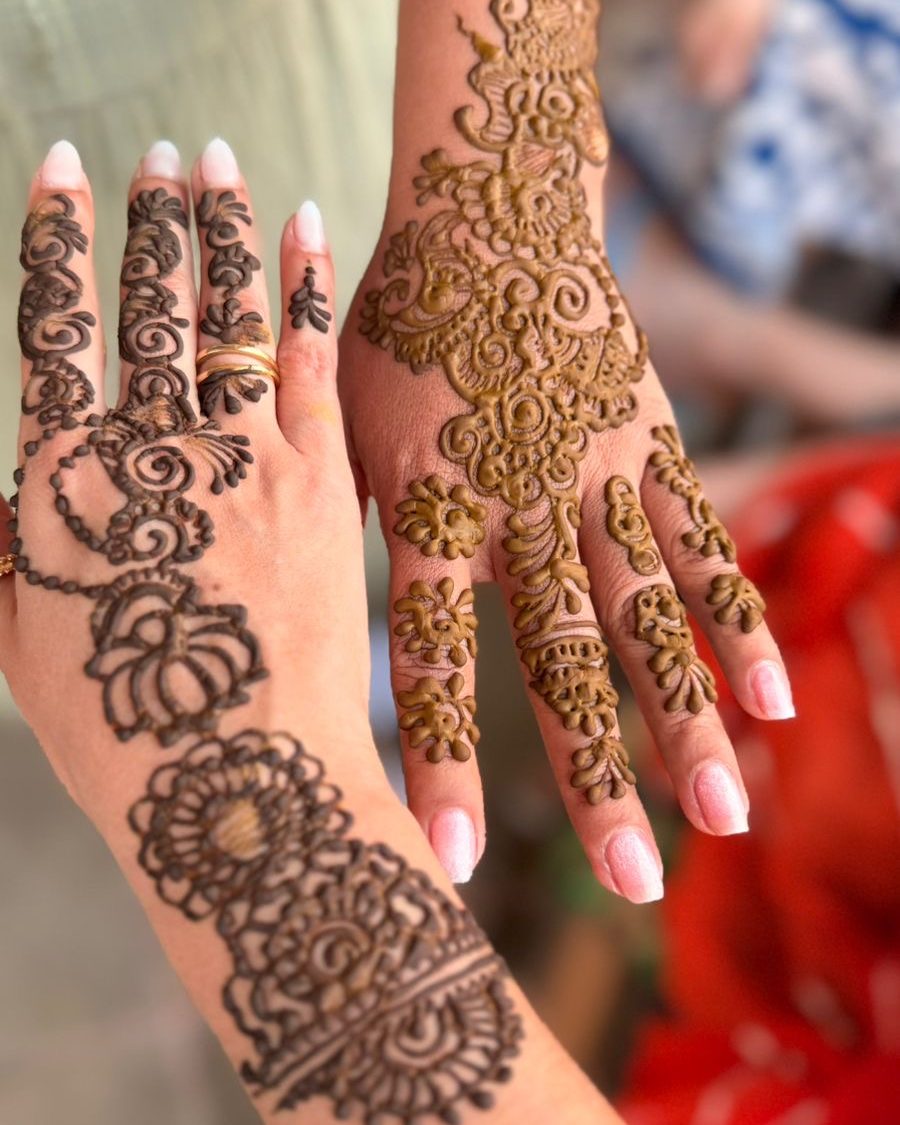 Manos recién decoradas con henna tras una sesión de mehndi durante un viaje por la India