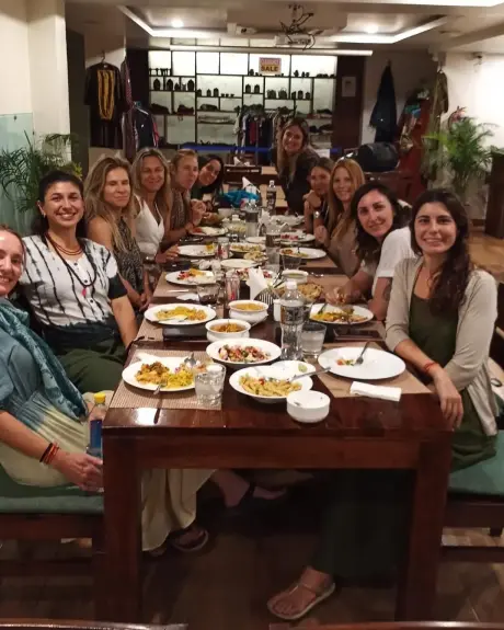 Un grupo comparte un thali tradicional durante la cena