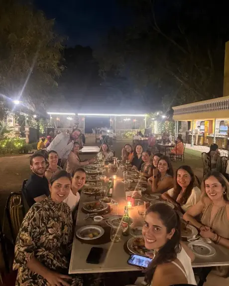 Cena a la luz de las velas en una terraza durante un viaje de Mariposa Travels