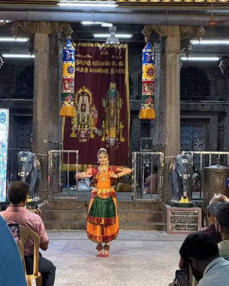 Una bailarina de bharatanatyam actúa en el patio de un templo