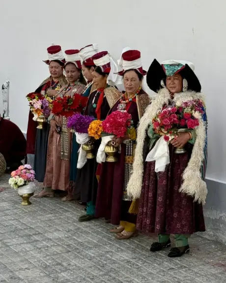 Mujeres ladakhis con su traje tradicional
