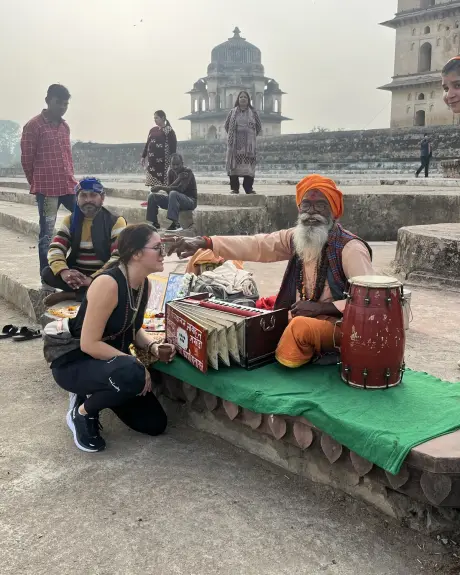 Un músico local toca para dos viajeras en Orchha