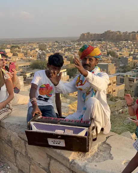 Músicos tocan sobre la muralla de Jaisalmer al atardecer