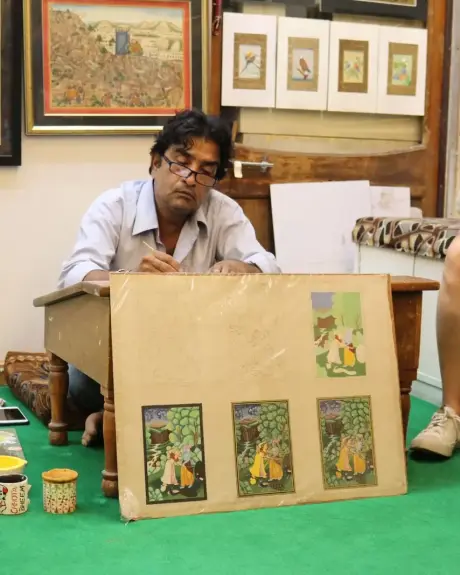Un pintor de miniaturas rajasthaníes trabaja con un pincel muy fino