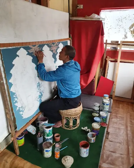 Un pintor de thangkas trabaja en su taller en Bután