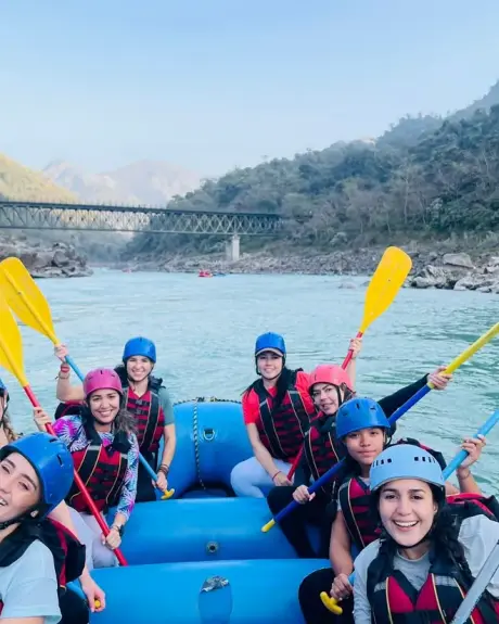 Viajeros haciendo rafting en el Ganges a su paso por Rishikesh