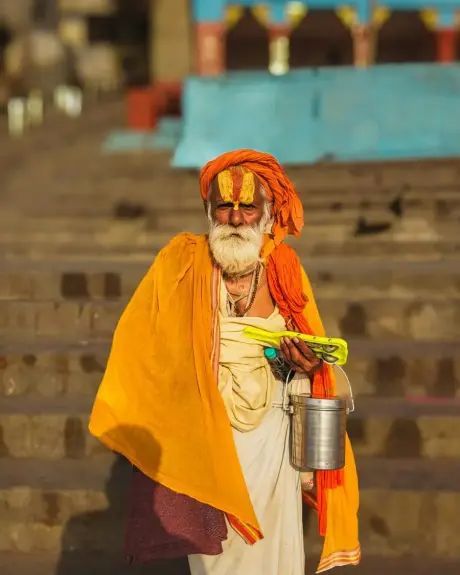 Un sadhu con túnica azafrán en los ghats de Varanasi