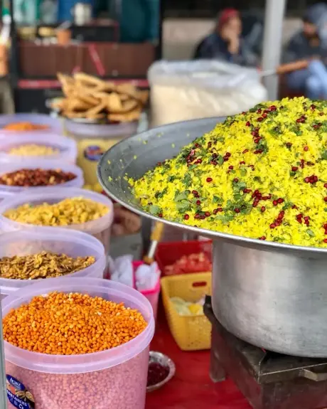 Puesto de snacks callejeros en un mercado indio