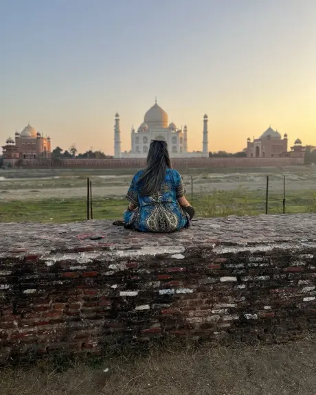 Una viajera contempla el Taj Mahal a solas, sin nadie alrededor