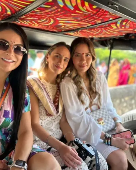 Dos viajeras recorren la ciudad en tuk-tuk