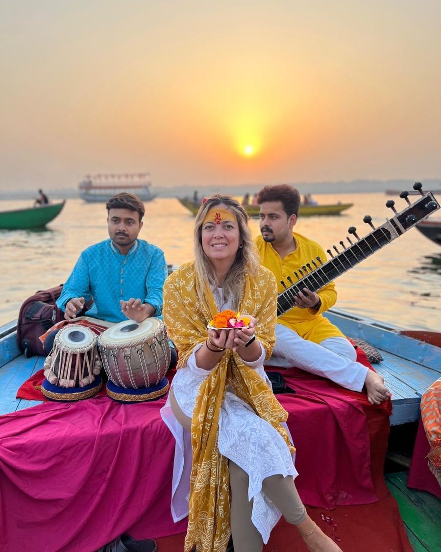 Música en vivo a bordo de una barca al amanecer sobre el Ganges