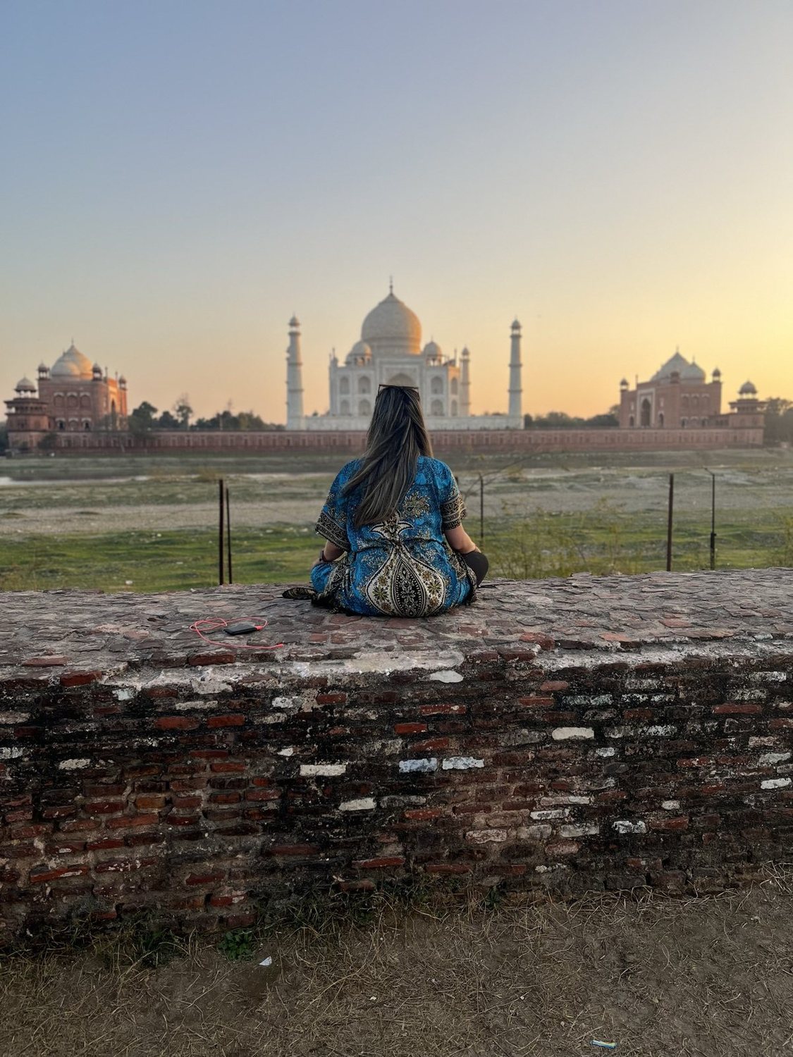 Viajera contemplando el Taj Mahal al atardecer