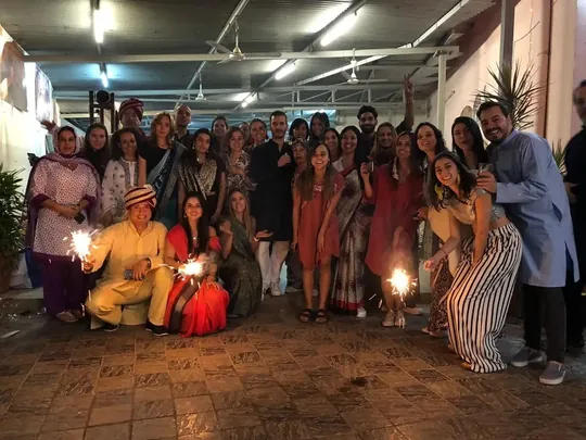 Viajeros con bengalas encendidas celebrando la noche de Diwali