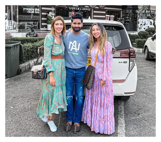 Tres viajeros sonríen en una calle durante un viaje privado por la India