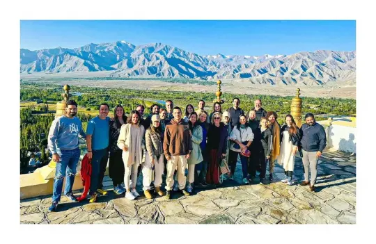 Grupo de viajeros en el Himalaya indio, septiembre de 2023