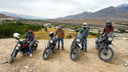 Viajeros recorriendo Leh y Ladakh en moto con Mariposa Travels