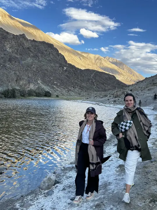 Viajeras junto a un lago de altura en Ladakh