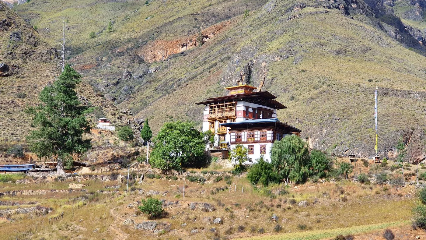 Dzong butanés entre montañas y campos en terrazas, valle de Paro