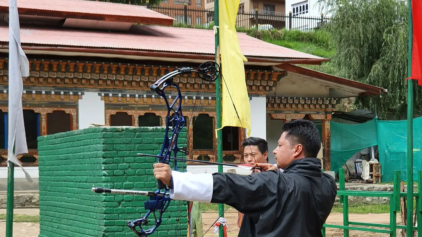 Tiro con arco, el deporte nacional de Bután, en traje tradicional