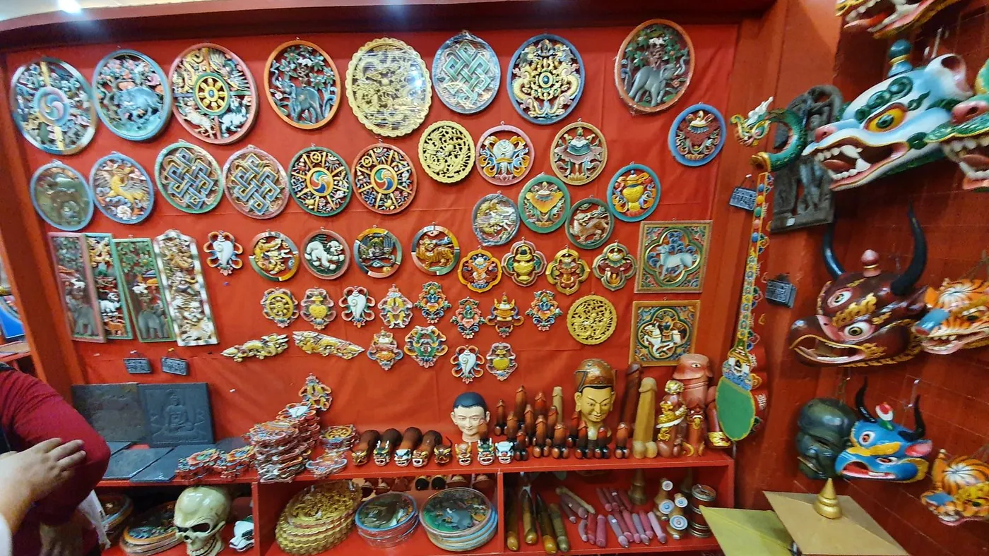 Máscaras rituales y artesanía butanesa en un taller de Timbu