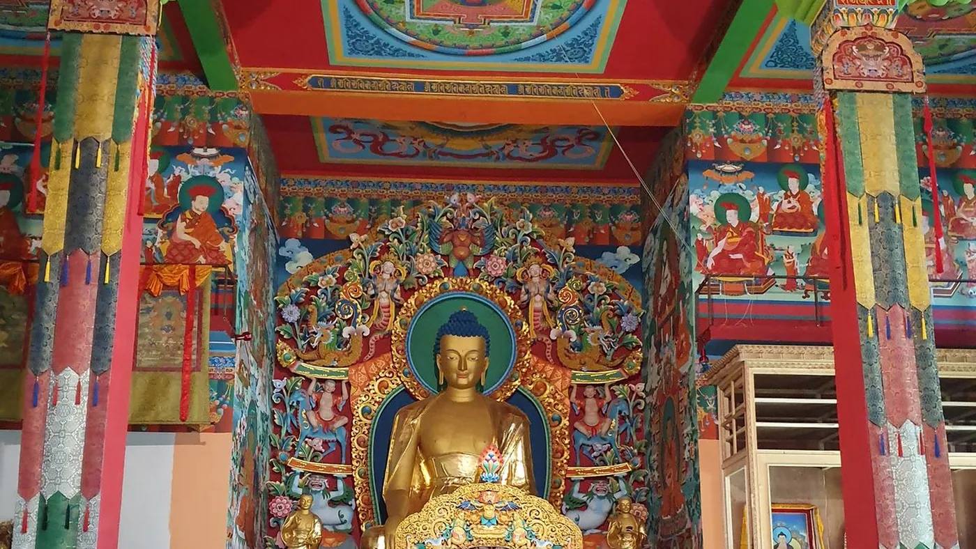 Altar dorado de un monasterio budista del Himalaya