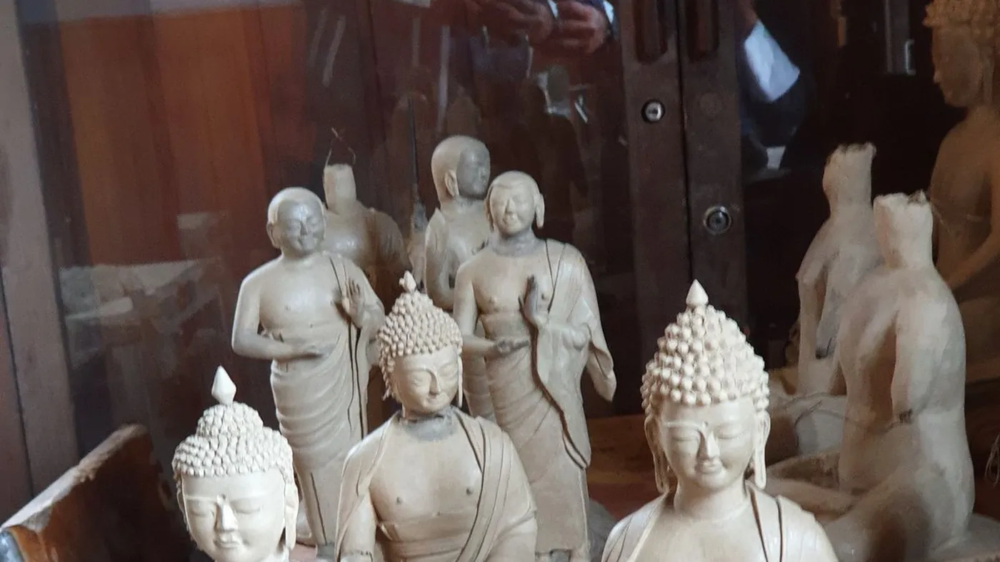 Figuras de Buda de arcilla en un taller de artesanía tradicional, Bután