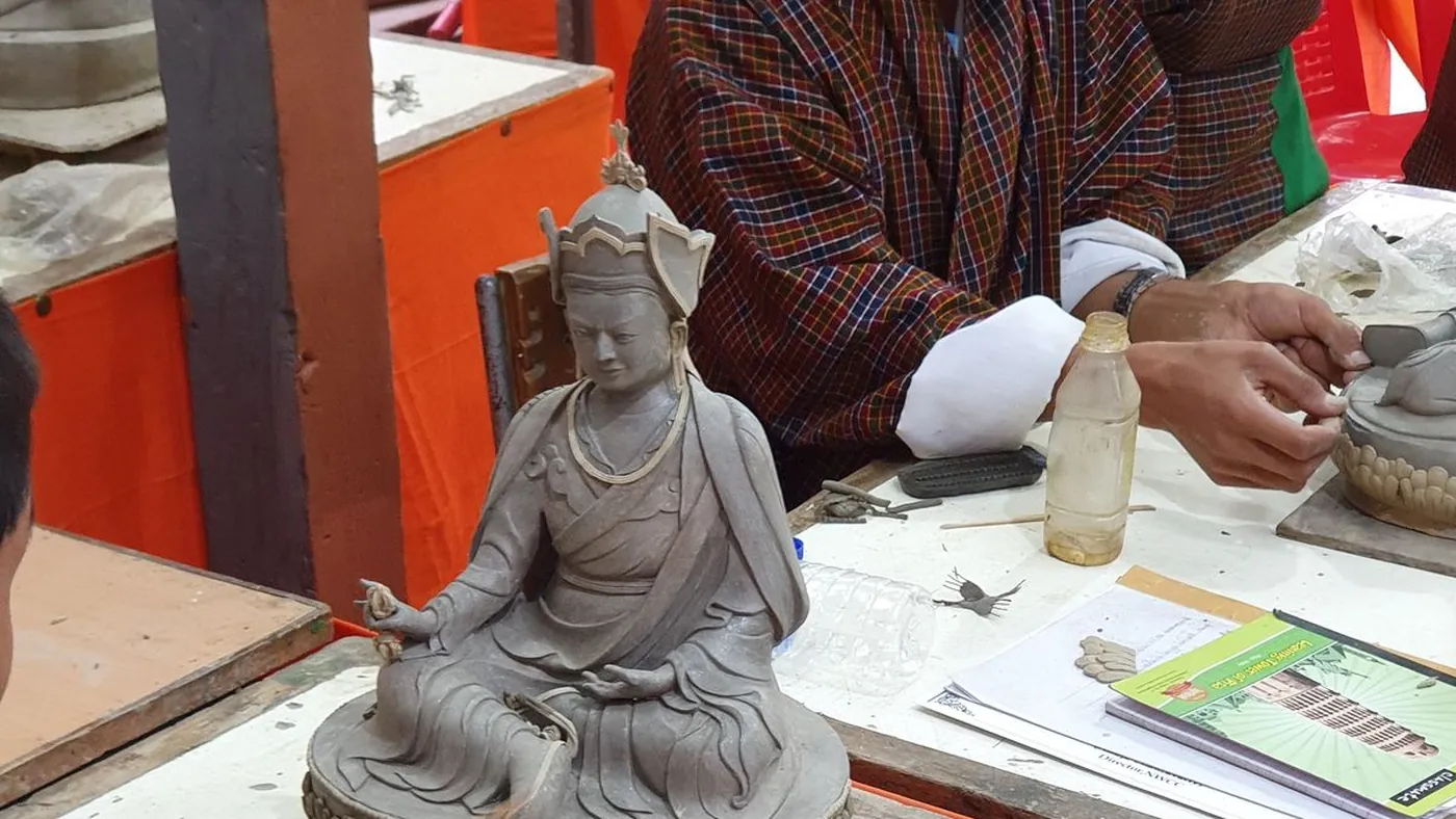Artesano butanés esculpiendo un Buda en piedra