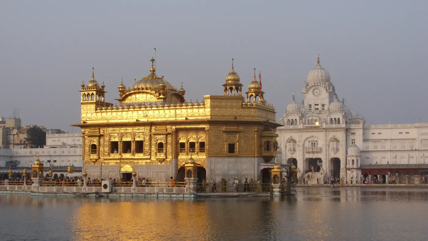 El Templo Dorado de Amritsar al atardecer, reflejado en el estanque sagrado