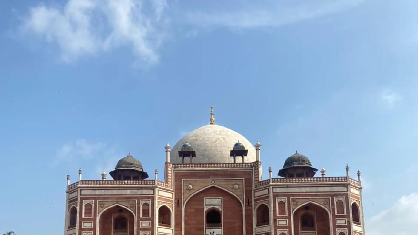 El Templo del Loto entre sus jardines, Delhi