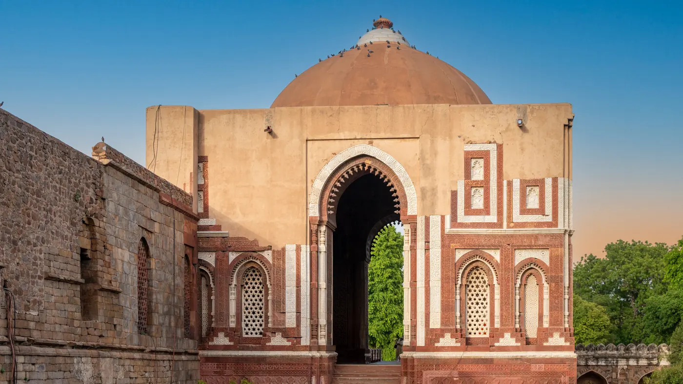 La puerta Alai Darwaza en el complejo de Qutb, Delhi