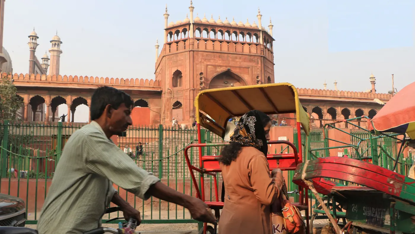Bicitaxis frente a la Jama Masjid, en Chandni Chowk, Vieja Delhi