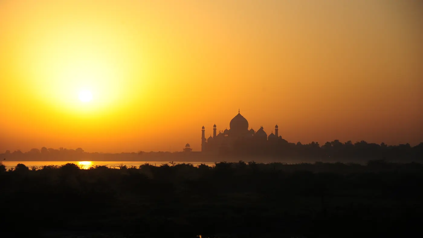 El Taj Mahal recortado contra el cielo del amanecer