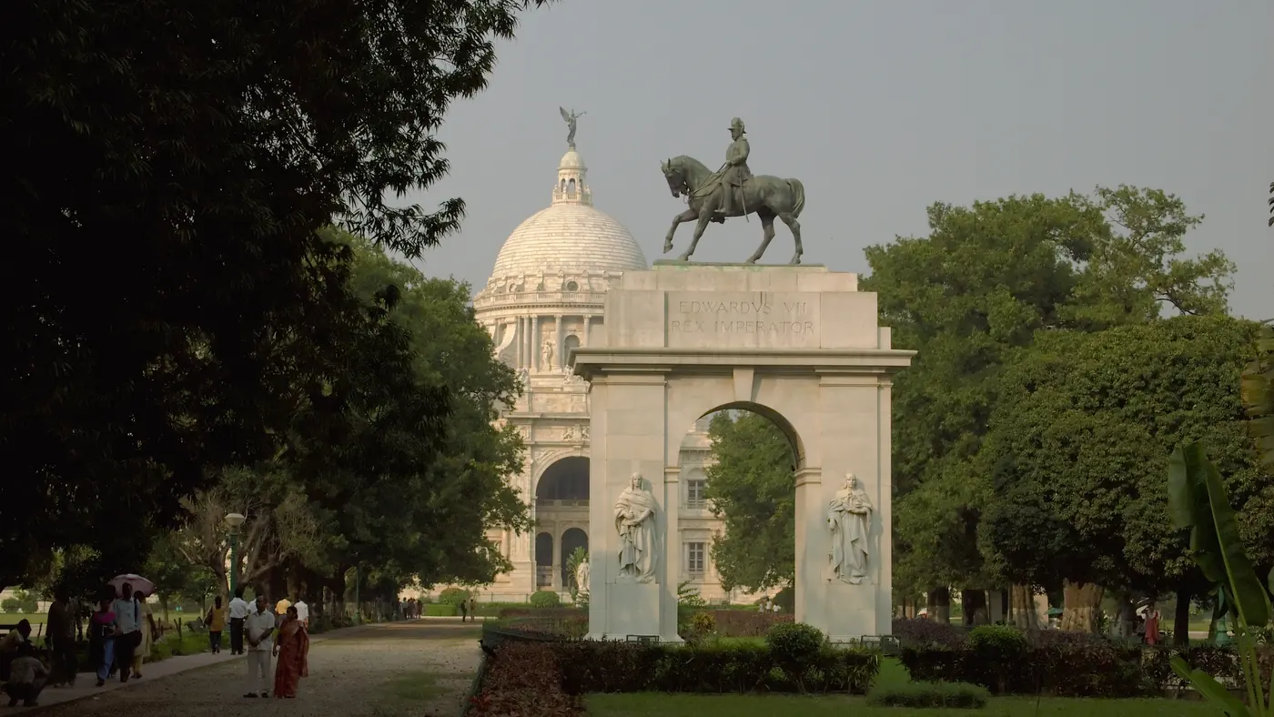 El arco de Eduardo VII en los jardines del Victoria Memorial, Calcuta