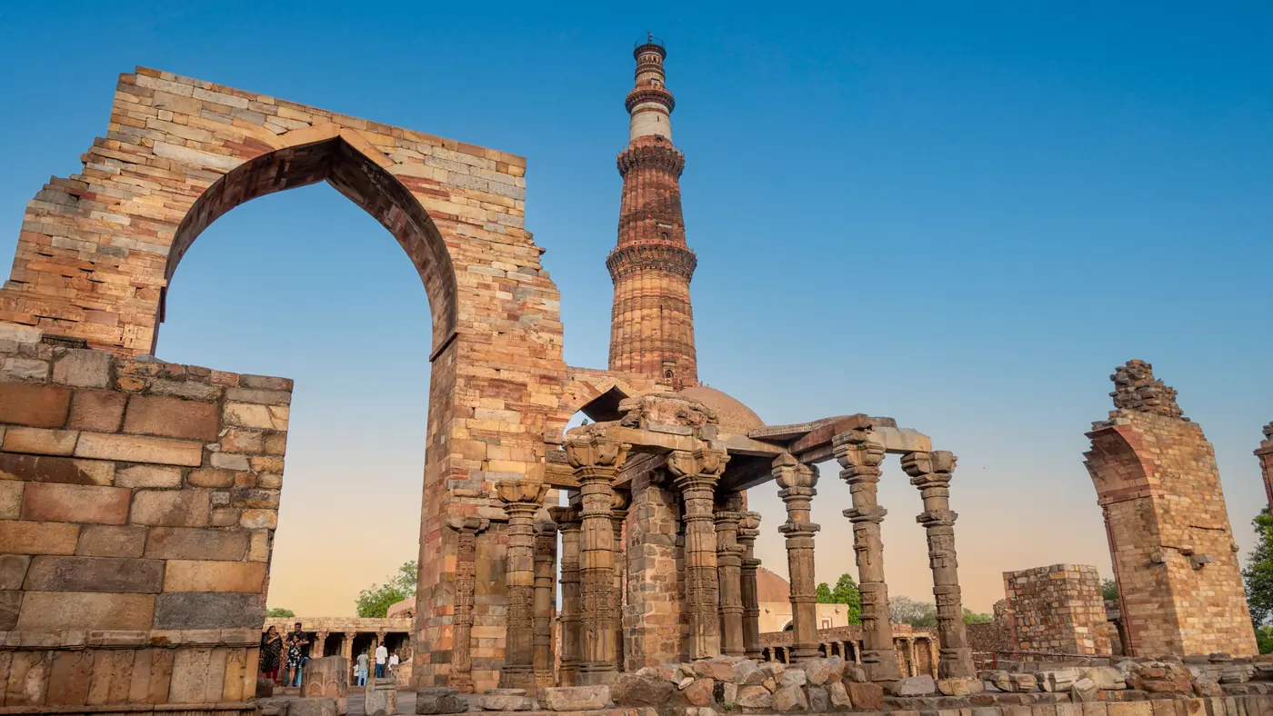 Los arcos ruinosos del complejo de Qutb, Delhi