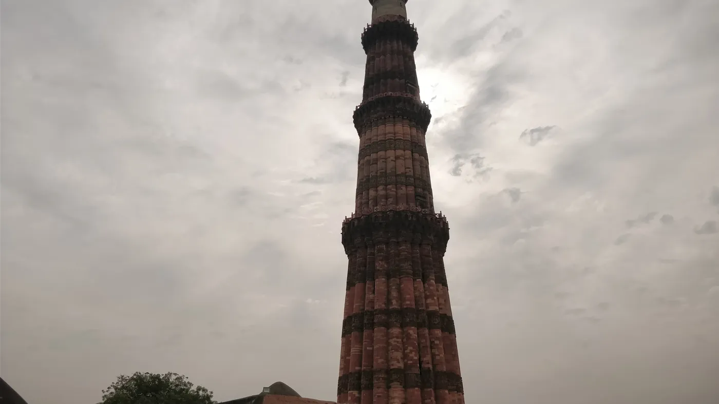 El Qutb Minar bajo un cielo de monzón, Delhi